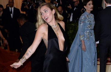 Miley Cyrus irá se apresentar no Super Bowl de 2021