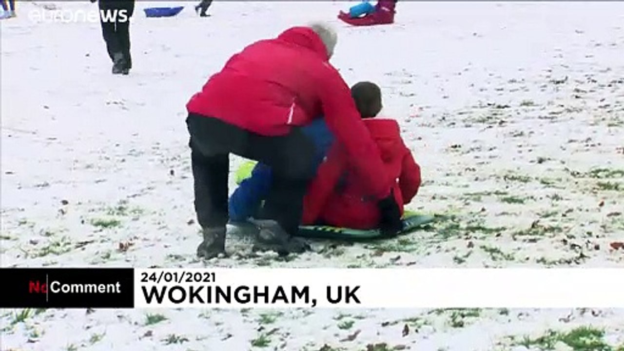 Im Neuschnee spielen - und gleich daneben wird getestet