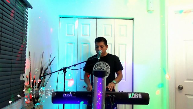 Tecladista de Chicago Reyes Garcia tocando canciones moviditas en vivo contrataciones 773 603 7067