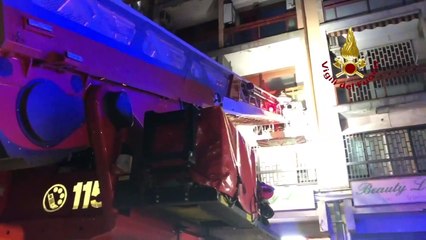 Napoli - Maltempo, rimosso intonaco pericolante da palazzo in Corso Lucci (25.01.21)