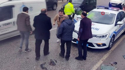 Minibüsle çarpışan otomobil takla attı: 2 yaralı