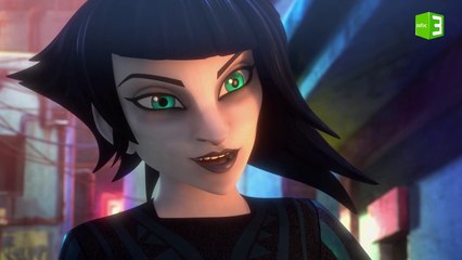 سيدة غريبة تفاجئ ويست بصلة قرابتها