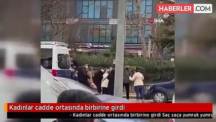Kadınlar cadde ortasında birbirine girdi
