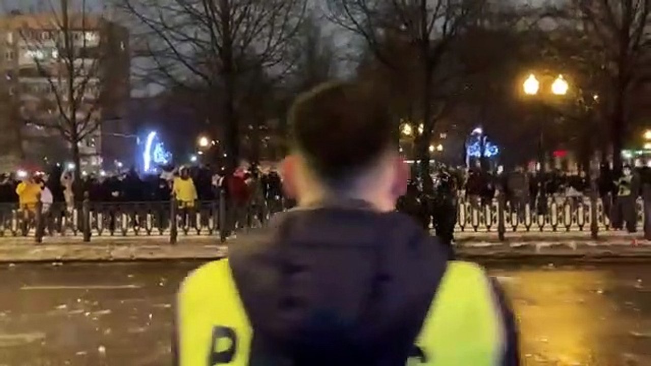Des manifestants bombardent la police de boules de neige