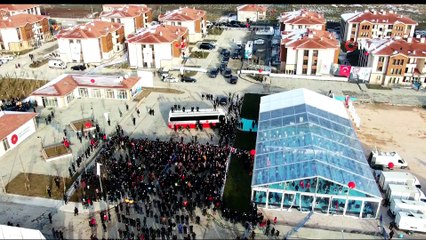 Bakan Soylu ve Kurum deprem konutları anahtar teslim törenine katıldı