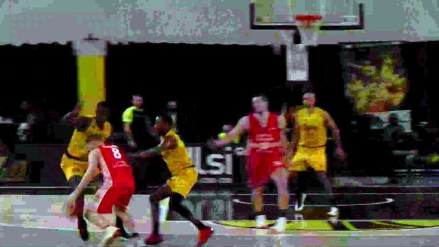 Fos Provence Basket: la passe dé en roulant de Diggs pour le dunk de Massa - image maritima