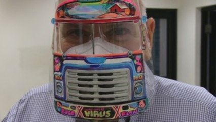Pantallas con los míticos buses diablos rojos se unen a la lucha contra la covid-19 en Panamá