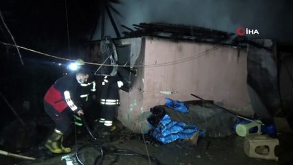 5 kişilik aile evsiz kaldı... Ev içerisindeki tüpleri itfaiye ekipleri çıkarttı