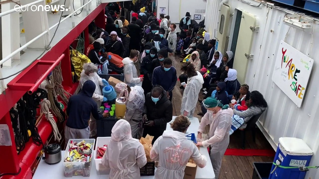 Italien lässt 373 bootsmigranten nach sizilien