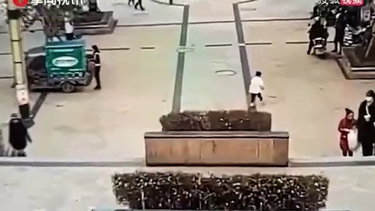 Un enfant jette un pétard dans une bouche d’égout mais ne s'attendait pas à ça (Chine)