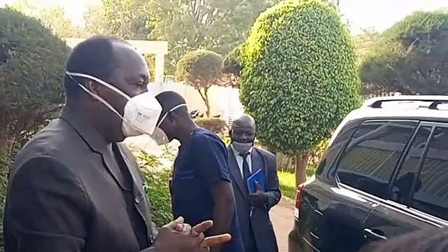 Réconciliation au Burkina Faso : Le cardinal Philippe Ouédraogo remet un livre à Zéphirin Diabré