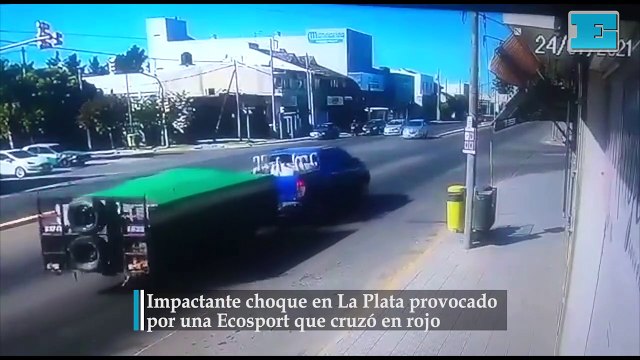 Impactante choque en La Plata provocado por una Ecosport que cruzó en rojo