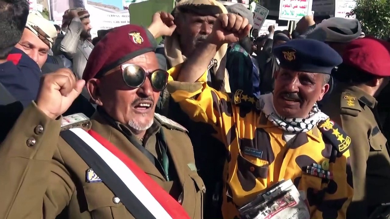 تظاهرة مسلحة حاشدة في صنعاء تنديدا بتصنيف الحوثيين منظمة إرهابية