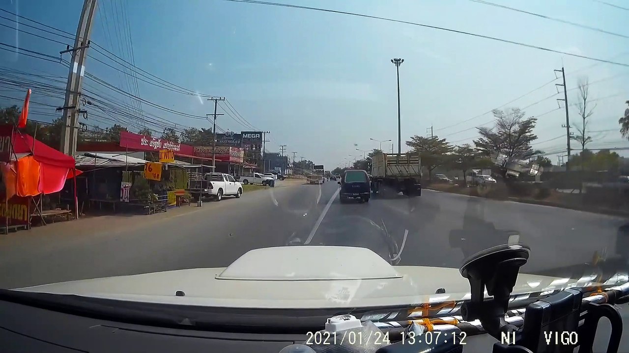 Motorcyclist Has a Close Call with Tight Turning Semi