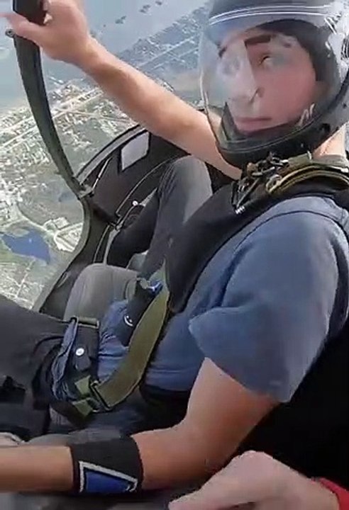 Petit saut en parachute d'un hélicoptère