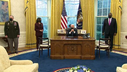 Biden anula prohibición de Trump de que personas transgénero sirvan en Fuerzas Armadas