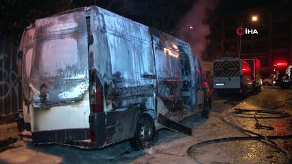 Bahçelievler’de ticari minibüs alevler içinde kaldı