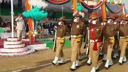 Télécharger la video: Jan-gana-mana echoed in Hanumangarh,waved tricolor flag, teachers showed talent for song and music