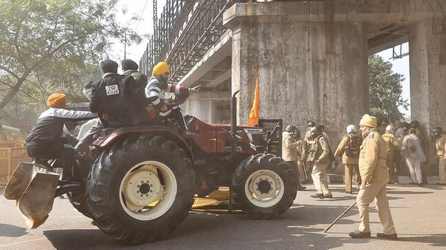Farmers' tractor rally: Tractor dashes towards cops at Delhi's ITO | Ground report