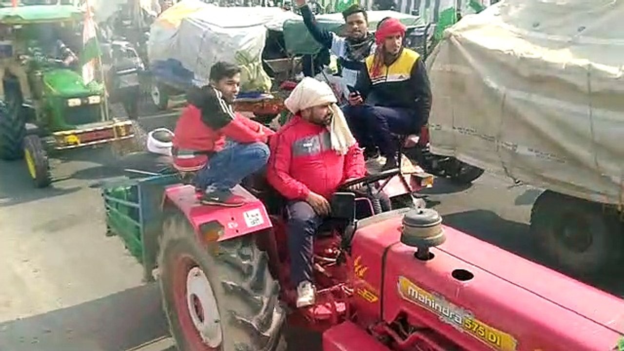 Watch: Protesting farmers' tractor rally enters Delhi