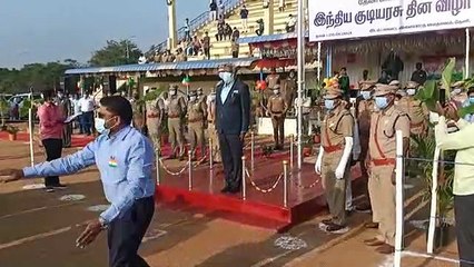 வரலாற்றில் முதன்முறை.. குடியரசு தினவிழாவில் தேசிய கொடி ஏற்றிய மாவட்ட வருவாய் அலுவலர்! - வீடியோ