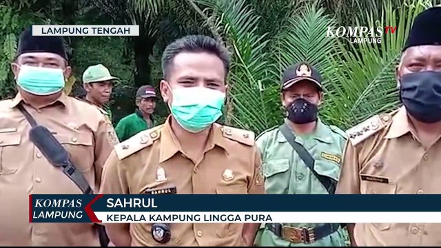 Warga Perbaiki Jalan Ambles Pasca Hujan Deras