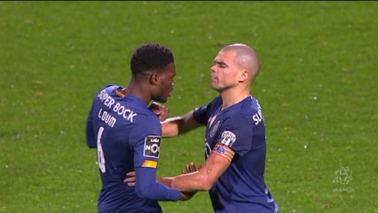 [영상]하이파이브 하려다 '발끈'...페페에게 무슨 일이?  / YTN