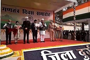 दुर्ग पुलिस ग्राउंड में कृषि मंत्री रविंद्र चौबे ने फहराया तिरंगा, महामारी में लोगों की सेवा करने वाले कोरोना वारियर्स का सम्मान