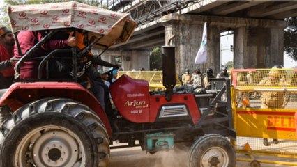 Protestors reach ITO, removes barricades with tractors