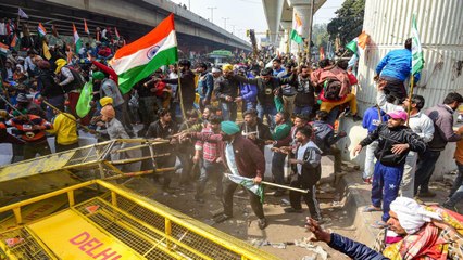 Tractor rally: Farmers try to move towards Red Fort