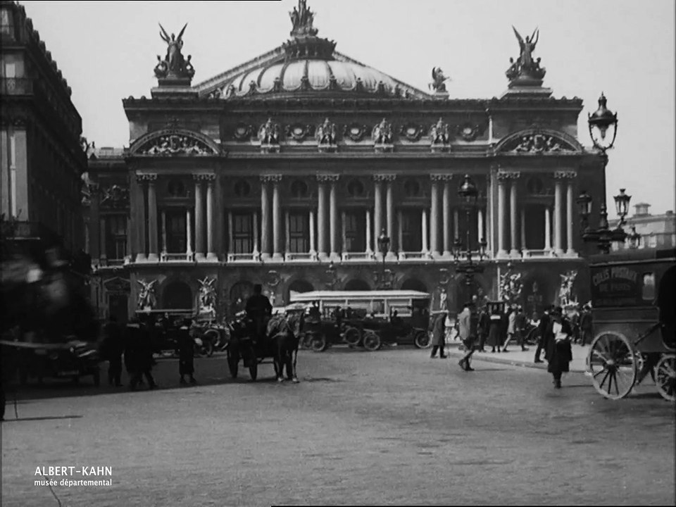 Les derniers fiacres place de l'Opéra, Paris