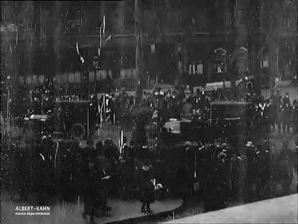 Bandes rouges pour permettre la traversée des grands Boulevards par les piétons, Paris