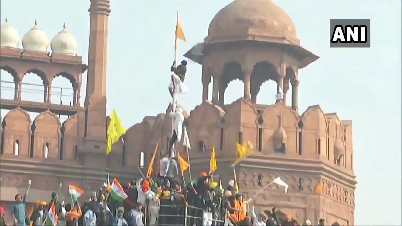 Khalistani Flag at Red Fort | Protestors Hoisting Khalistani Flag at Red Fort