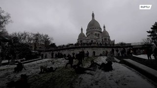 Parisienses descem de trenó por Montmartre