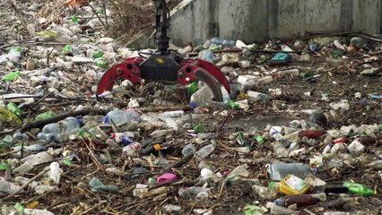 Retiran la gigantesca isla de basura que cubría un río en Bulgaria