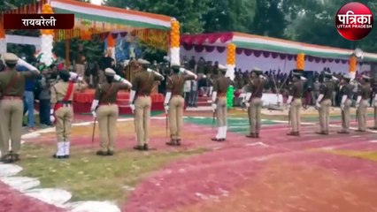 पुलिस लाइन में धूमधाम से मनाया गया गणतंत्र दिवस,डीएम वैभव श्रीवास्तव ने पुलिस लाइन में फहराया झंडा और ली परेड की सलामी