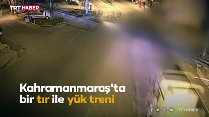 Trenle tır hemzemit geçitte böyle çarpıştı