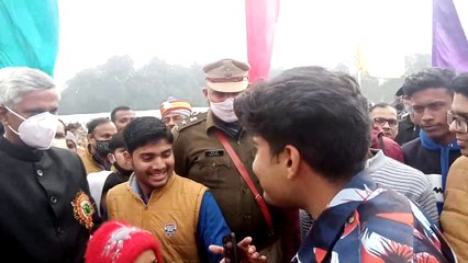 जिला अधिकारी शैलेन्द्र कुमार सिंह और एसपी विजय ढुल ने बच्चों के साथ तस्वीर खिंचवाई