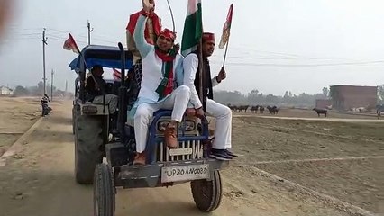 सैकडो युवाओ के साथ किसान तिरंगा ट्रैक्टर रैली निकली गयी