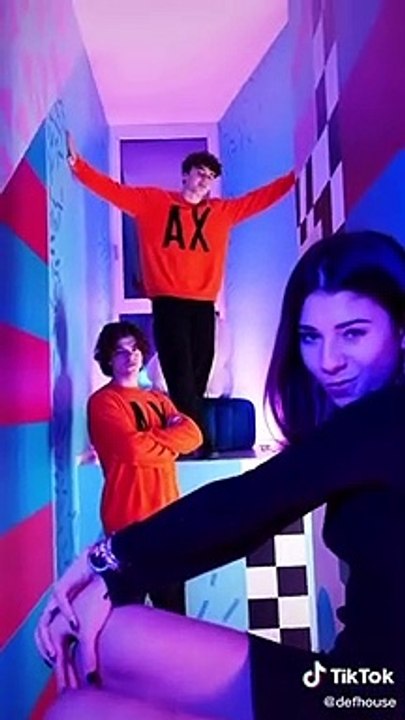 La Defhouse, pépinière à l'italienne de jeunes stars de la plateforme TikTok âgés de 16 à 20 ans qui vivent dans un loft de 500m2 - VIDEO