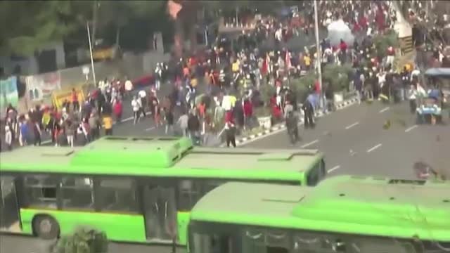 Violentos disturbios entre agricultores y policías indios