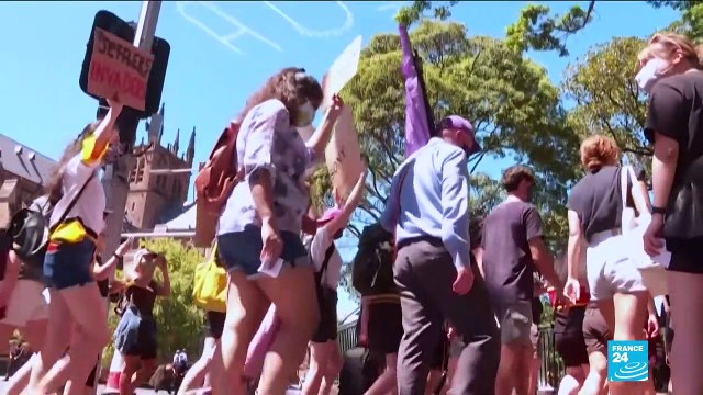 Thousands of Australians rally to change National Day celebration date