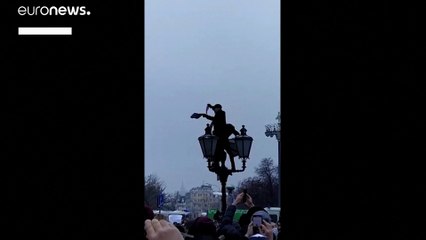 لماذا اختار أنصار نافالني فُرش المرحاض شعارا لاحتجاجاتهم ضد بوتين؟