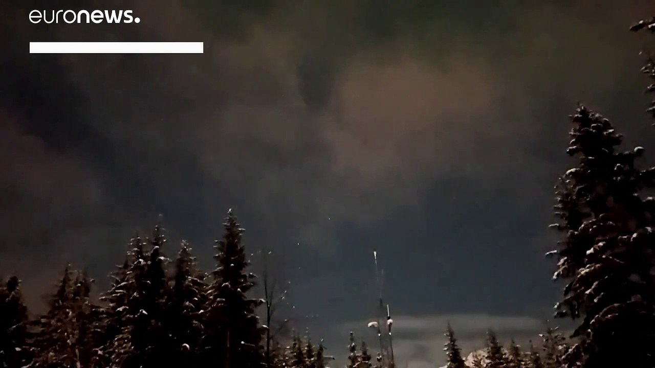 Aurora Borealis strahlt am Nachthimmel über Alaska