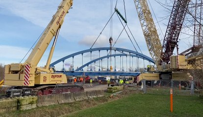 Installation de la nouvelle structure d'un pont à Hautrage