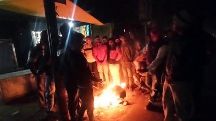 भीषण  सर्दी में अलाव बना लोगों का सहारा
