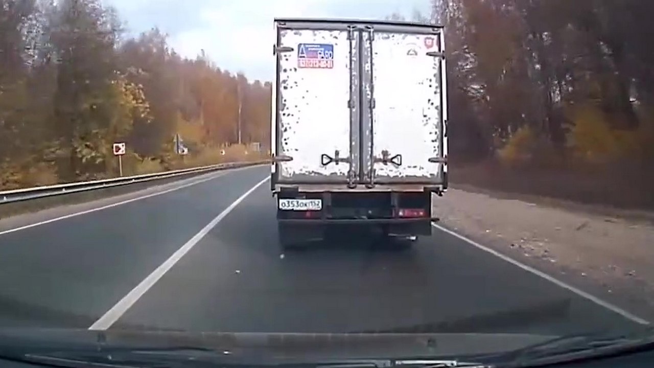 Un automobiliste impatient a la mauvaise idée de doubler un camion par la droite