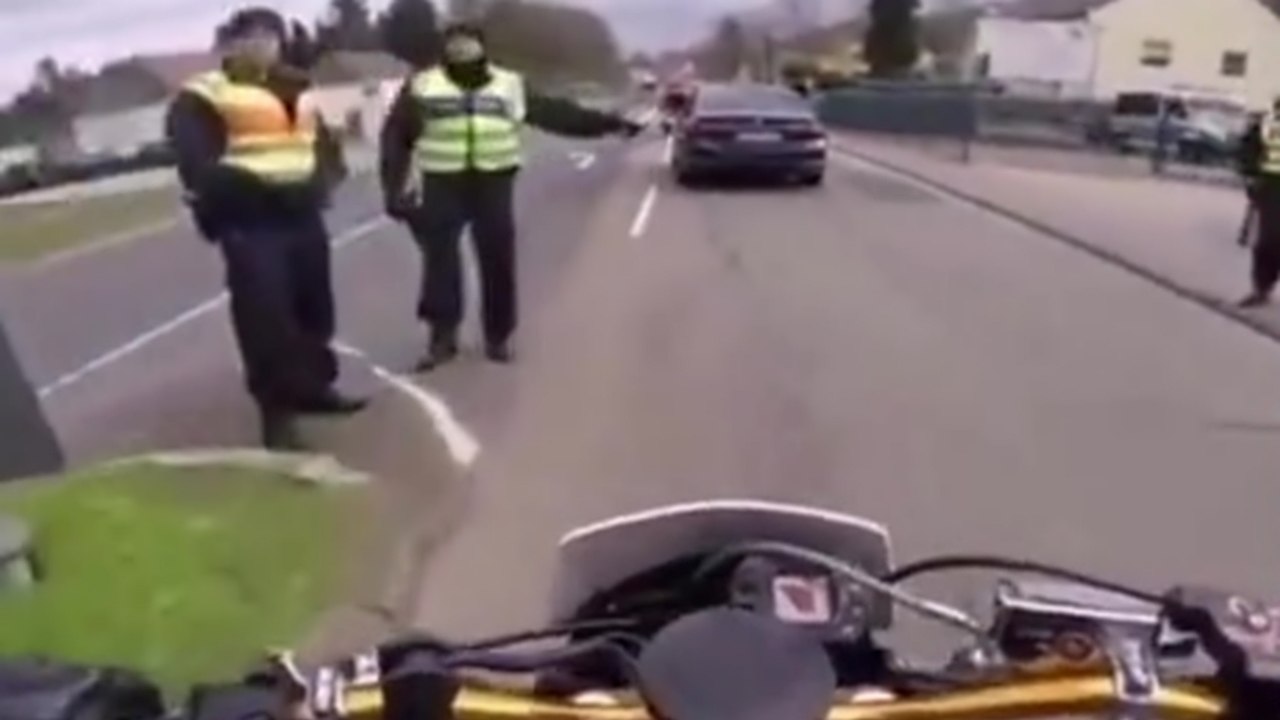 Quand un policier allemand contrôle un motard français