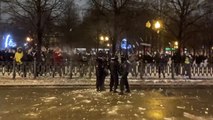 Des policiers russes se mangent des boules de neige par des manifestants