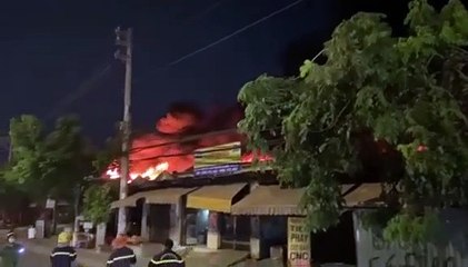 TP.HCM: Kho chứa vải cháy đỏ rực cả bầu trời, cháy lan sang công ty nhựa